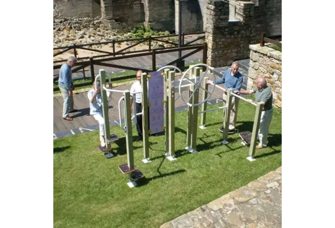 Parcours santé sportif sénior 4 activités dans un jardin public Parcours santé sportif sénior 4 activités dans un jardin public