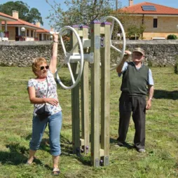 Agrès sportif extérieur pour séniors dans un parc public Agrès sportif extérieur pour séniors dans un parc public