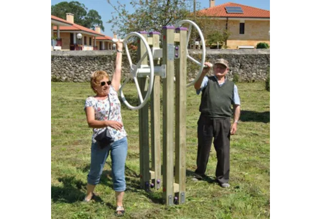 Agrès sportif extérieur pour séniors dans un parc public Agrès sportif extérieur pour séniors dans un parc public