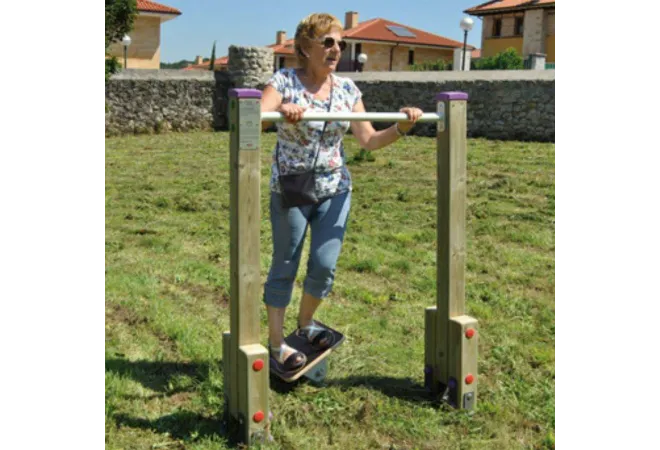 Module parcours sportif mobilité des hanches des séniors dans un jardin public Module parcours sportif mobilité des hanches des séniors dans un jardin public