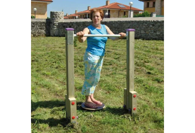 Équipement sportif extérieur de rotation des hanches dans un parc public Équipement sportif extérieur de rotation des hanches dans un parc public