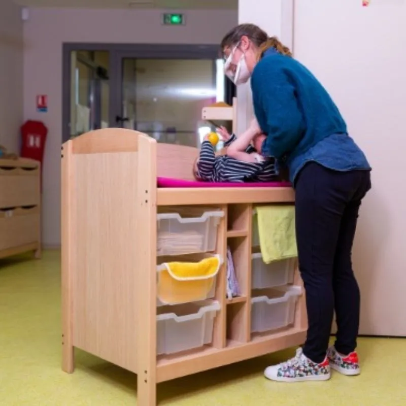 Meuble à langer pour crèche avec tiroirs Meuble à langer pour crèche avec tiroirs