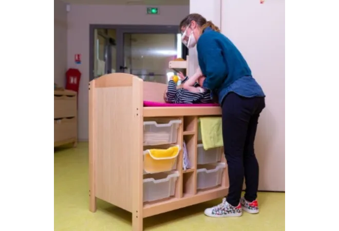 Meuble à langer pour crèche avec tiroirs Meuble à langer pour crèche avec tiroirs