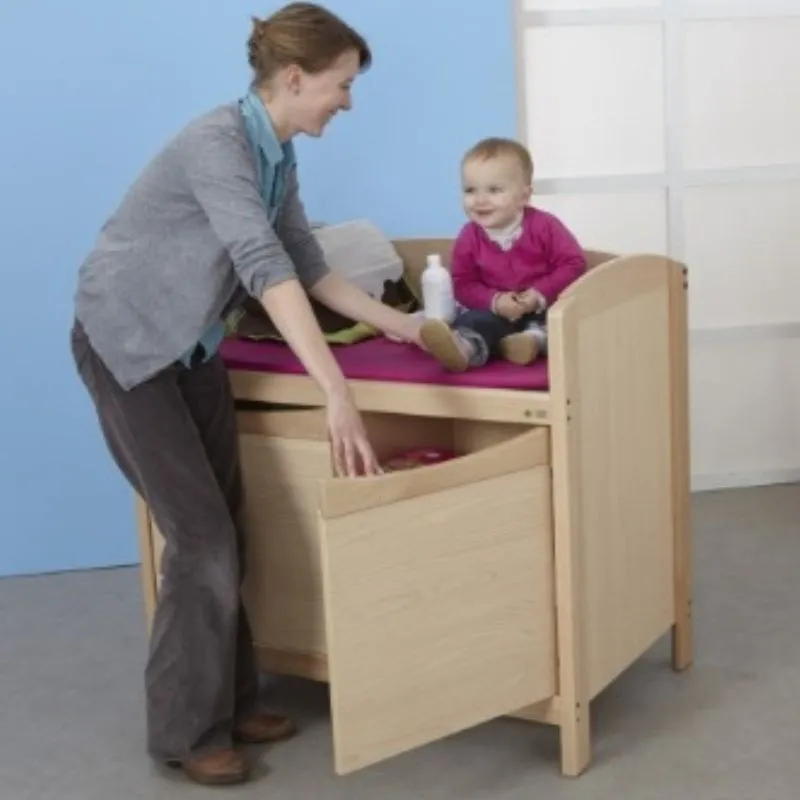 Meuble d'accueil à portes avec tapis de change dans une crèche Meuble d'accueil à portes avec tapis de change dans une crèche