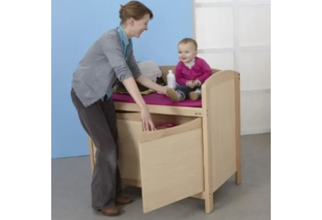 Meuble d'accueil à portes avec tapis de change dans une crèche Meuble d'accueil à portes avec tapis de change dans une crèche