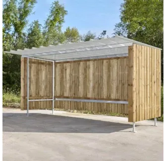 Abri urbain pour vélos, ou conteneurs à poubelle, en bois avec toit en tôle