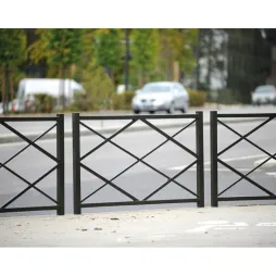 Barrières de ville gris Procity alignées le long d'un trottoir Barrières de ville gris Procity alignées le long d'un trottoir