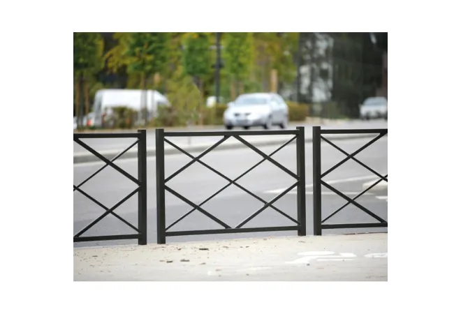 Barrières de ville gris Procity alignées le long d'un trottoir Barrières de ville gris Procity alignées le long d'un trottoir