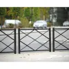 Barrières de ville gris Procity alignées le long d'un trottoir Barrières de ville gris Procity alignées le long d'un trottoir