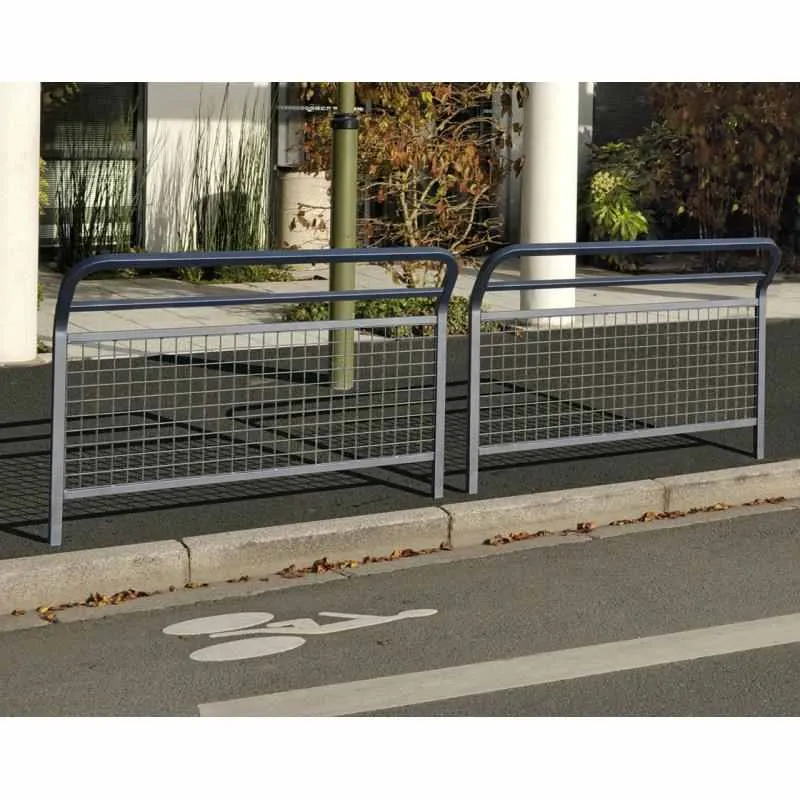 Barrières de ville grillagées alignées le long d'un trottoir Barrières de ville grillagées alignées le long d'un trottoir