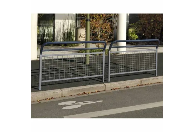 Barrières de ville grillagées alignées le long d'un trottoir Barrières de ville grillagées alignées le long d'un trottoir