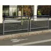 Barrières de ville grillagées alignées le long d'un trottoir Barrières de ville grillagées alignées le long d'un trottoir