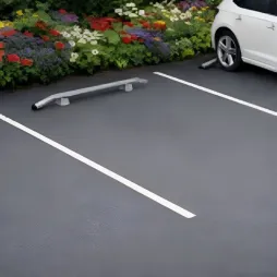 Chasse roue cintré galvanisé sur un parking Chasse roue cintré galvanisé sur un parking