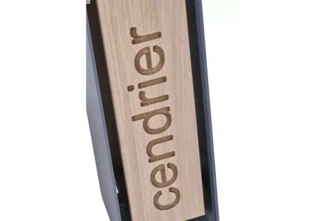 Gravure "cendrier" sur le HPL du collecteur de cendres extérieur