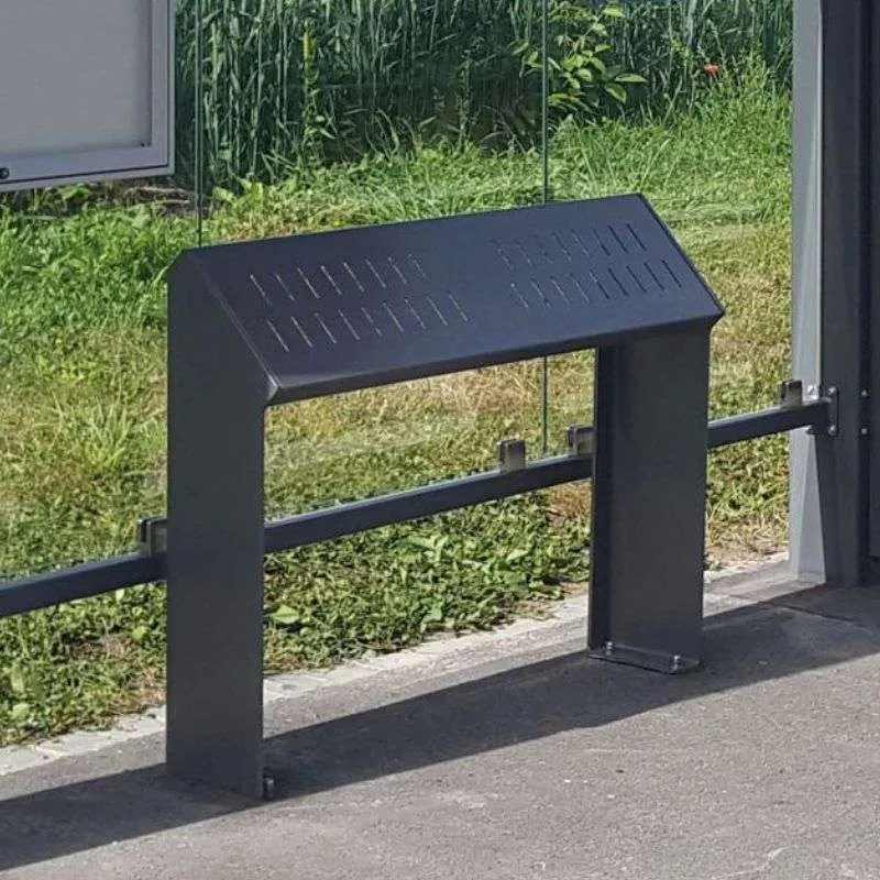 Assis debout acier gris Procity dans une station de bus Assis debout acier gris Procity dans une station de bus