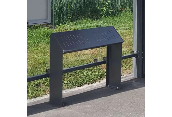 Assis debout acier gris Procity dans une station de bus Assis debout acier gris Procity dans une station de bus