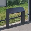 Assis debout acier gris Procity dans une station de bus Assis debout acier gris Procity dans une station de bus