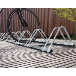 Support à vélos finition galva dans un espace public, modules 5 places alignés Support à vélos finition galva dans un espace public, modules 5 places alignés