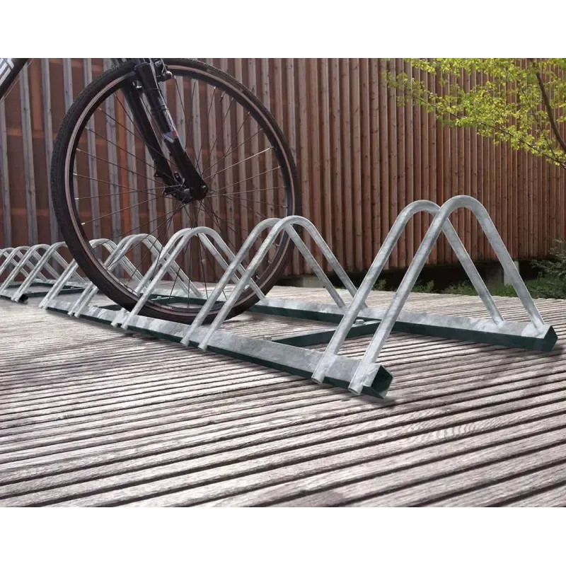 Support à vélos finition galva dans un espace public, modules 5 places alignés Support à vélos finition galva dans un espace public, modules 5 places alignés