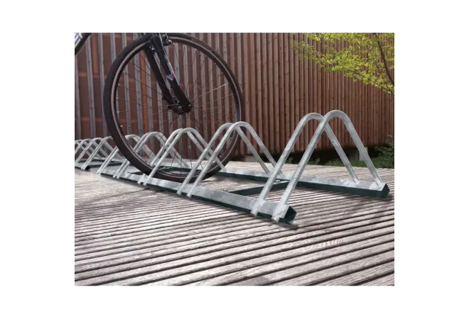 Support à vélos finition galva dans un espace public, modules 5 places alignés Support à vélos finition galva dans un espace public, modules 5 places alignés