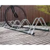 Support à vélos finition galva dans un espace public, modules 5 places alignés Support à vélos finition galva dans un espace public, modules 5 places alignés
