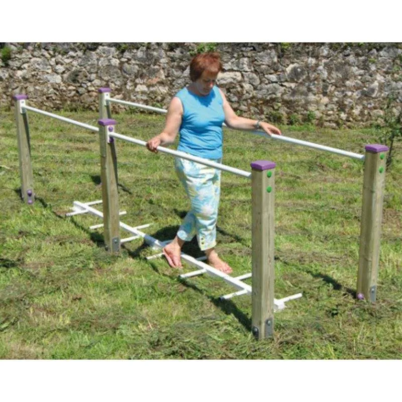 Parcours sportif barres parallèles dans un parc Parcours sportif barres parallèles dans un parc