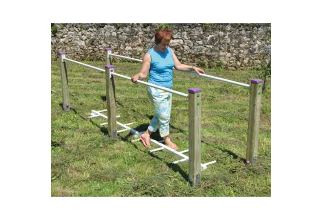 Parcours sportif barres parallèles dans un parc Parcours sportif barres parallèles dans un parc