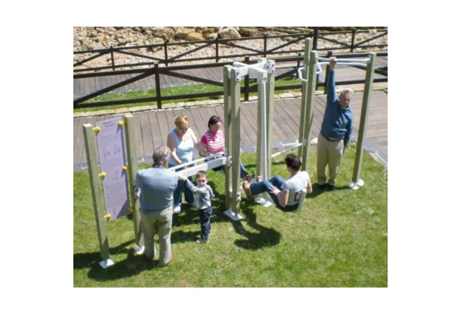 Équipement sportif extérieur sénior dans un parc public composé de 3 activités Équipement sportif extérieur sénior dans un parc public composé de 3 activités