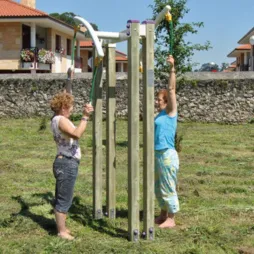 Agrès sportif extérieur pour aînés dans un jardin public Agrès sportif extérieur pour aînés dans un jardin public