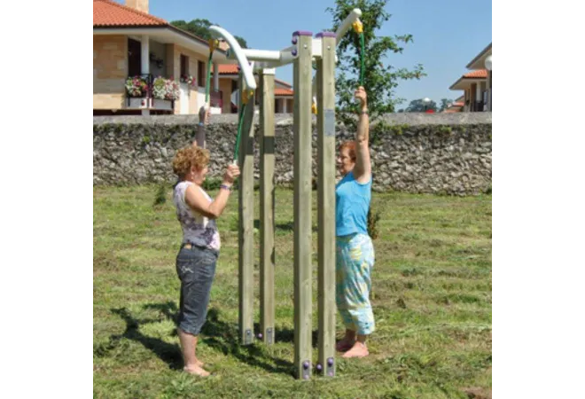 Agrès sportif extérieur pour aînés dans un jardin public Agrès sportif extérieur pour aînés dans un jardin public