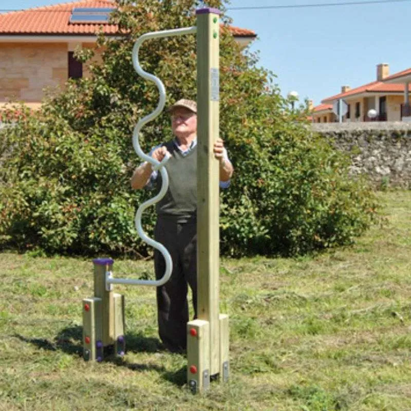 Module sportif Serpent pour séniors dans un parc public Module sportif Serpent pour séniors dans un parc public