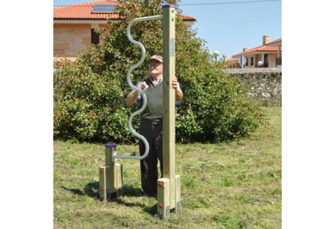 Module sportif Serpent pour séniors dans un parc public Module sportif Serpent pour séniors dans un parc public