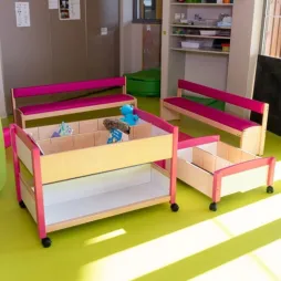 Aménagement de crèche avec meuble de rangement pour albums Aménagement de crèche avec meuble de rangement pour albums