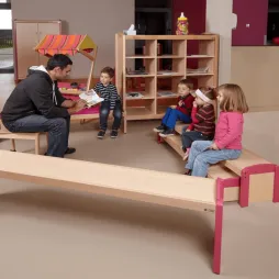 Aménagement classe maternelle avec des bancs gigognes Aménagement classe maternelle avec des bancs gigognes