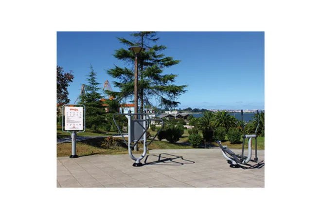 Agrès de fitness extérieur barres parallèle dans un parc Agrès de fitness extérieur barres parallèle dans un parc