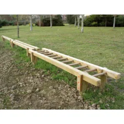 Poutre d'équilibre en bois sur un parcours sportif pour enfants Poutre d'équilibre en bois sur un parcours sportif pour enfants
