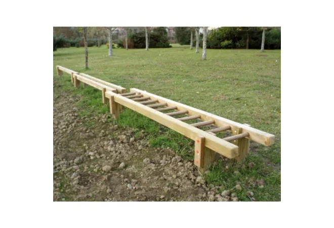 Poutre d'équilibre en bois sur un parcours sportif pour enfants Poutre d'équilibre en bois sur un parcours sportif pour enfants