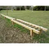 Poutre d'équilibre en bois sur un parcours sportif pour enfants Poutre d'équilibre en bois sur un parcours sportif pour enfants