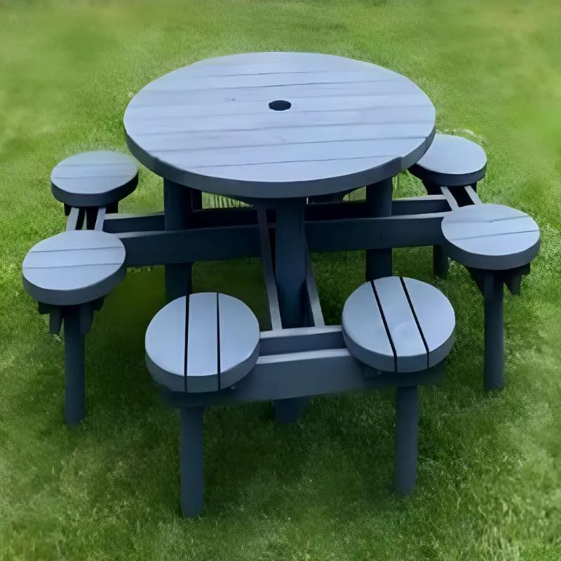Table de pique-nique ronde en bois posée sur l'herbe Table de pique-nique ronde en bois posée sur l'herbe