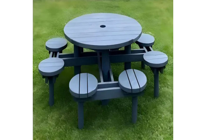 Table de pique-nique ronde en bois posée sur l'herbe Table de pique-nique ronde en bois posée sur l'herbe