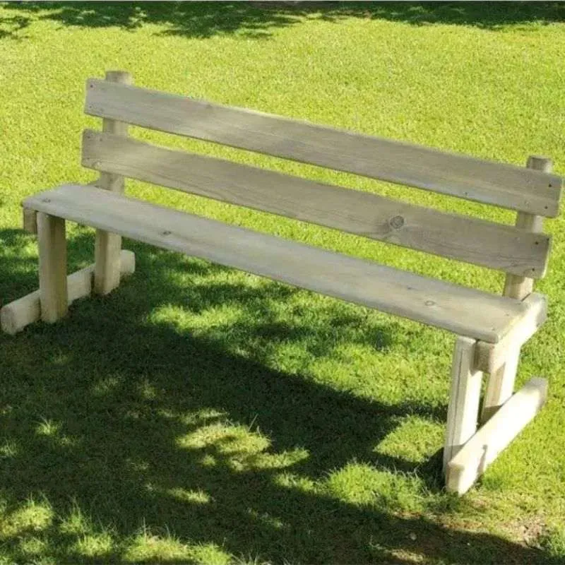Banc junior en bois dans un parc public Banc junior en bois dans un parc public
