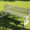 Banc junior en bois dans un parc public Banc junior en bois dans un parc public