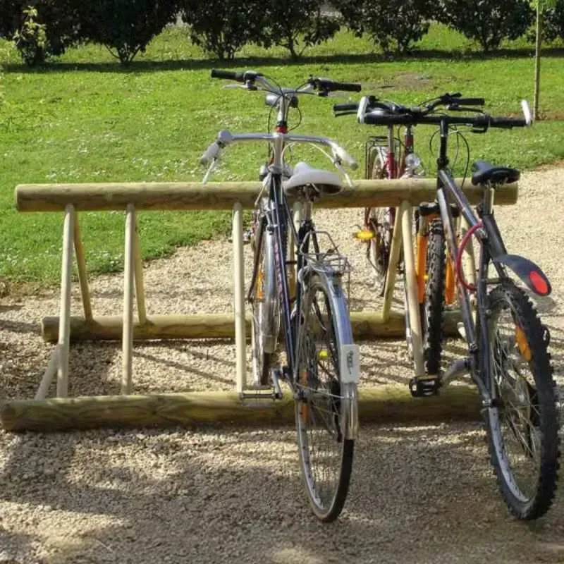 Support à vélos extérieur en bois dans un parc public Support à vélos extérieur en bois dans un parc public