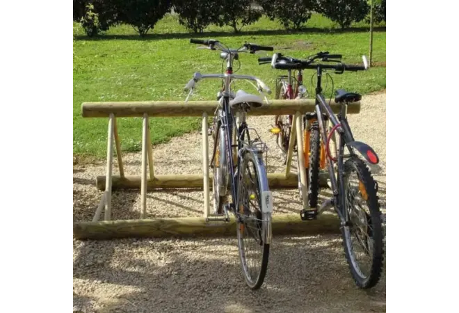 Support à vélos extérieur en bois dans un parc public Support à vélos extérieur en bois dans un parc public