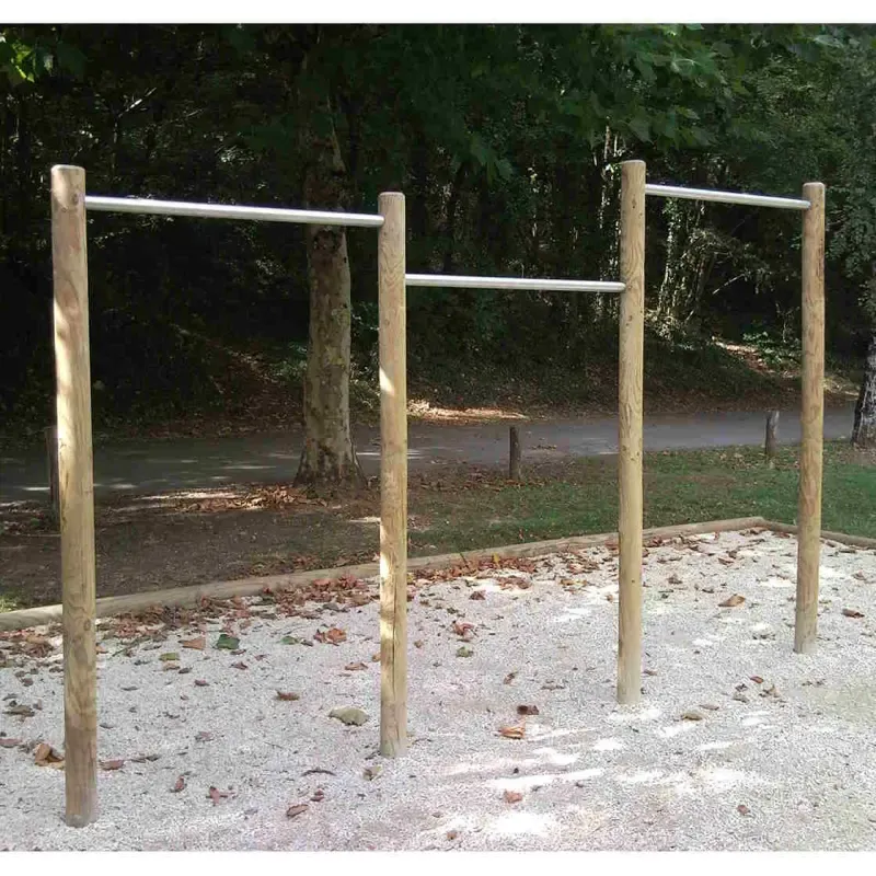 Équipement sporti "barres fixes" sur un parcours de santé extérieur Équipement sporti "barres fixes" sur un parcours de santé extérieur