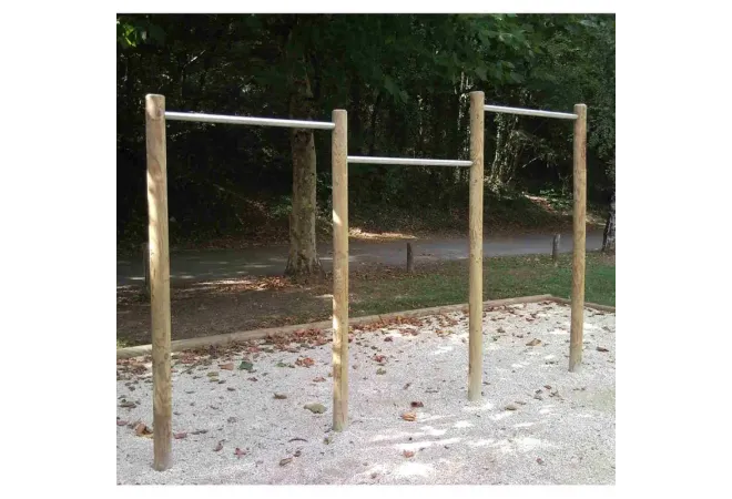 Équipement sporti "barres fixes" sur un parcours de santé extérieur Équipement sporti "barres fixes" sur un parcours de santé extérieur