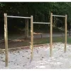 Équipement sporti "barres fixes" sur un parcours de santé extérieur Équipement sporti "barres fixes" sur un parcours de santé extérieur