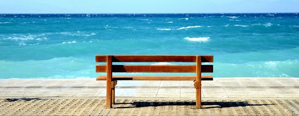 banc extérieur en bois en bord de mer