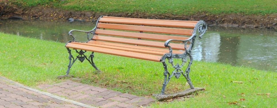 banc public en bois avec pieds en fonte