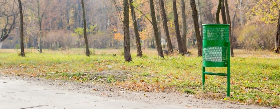 poubelle de ville dans un parc urbain
